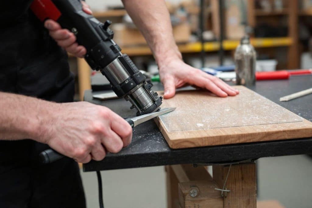 Comment couper verre synthétique ?